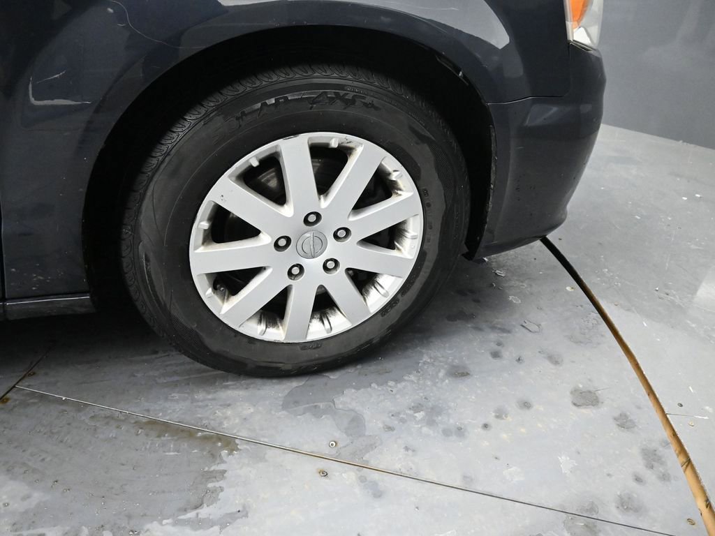 Used 2013 Chrysler Town & Country Touring image 17