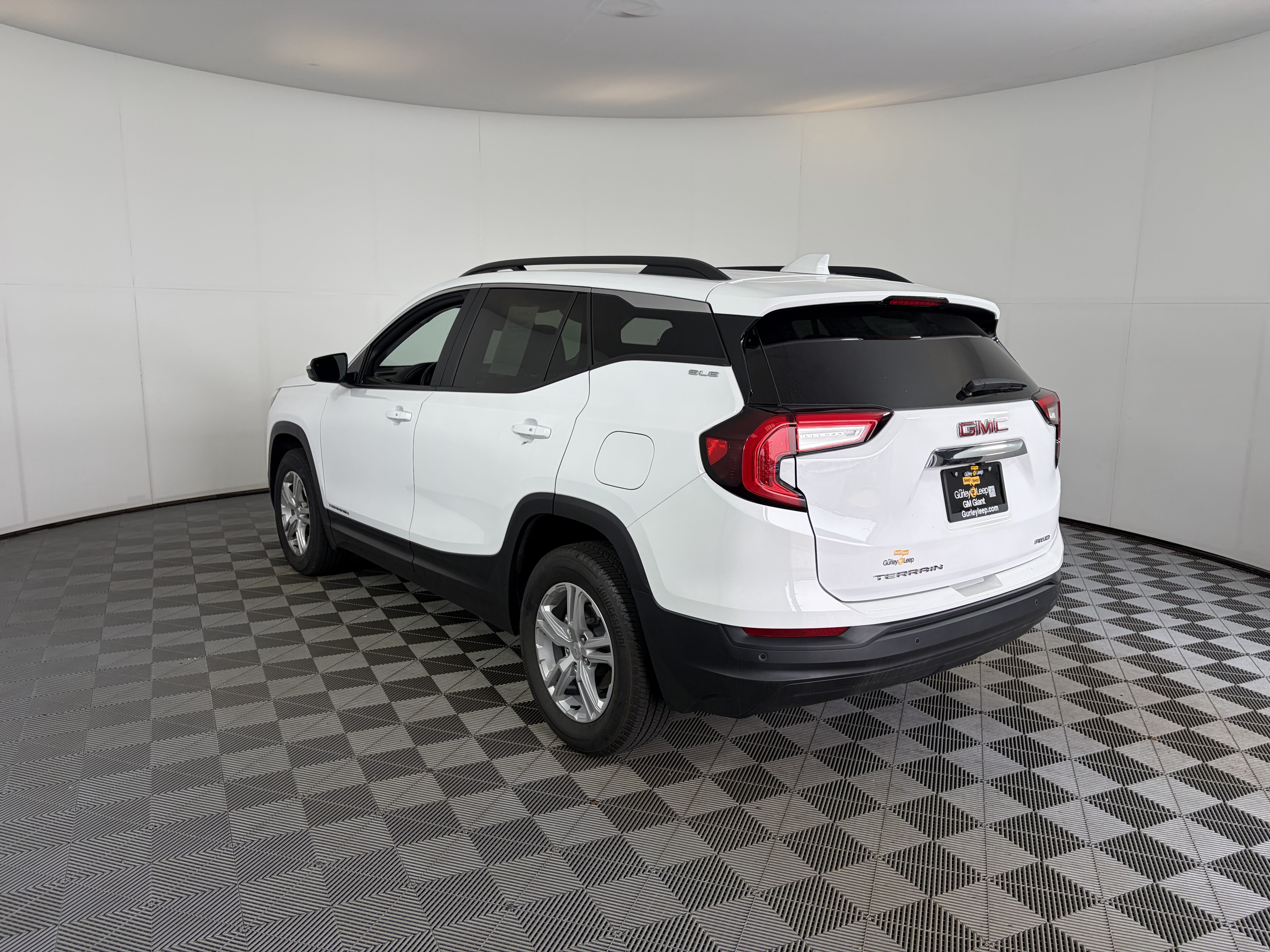 Used 2023 GMC Terrain SLE w/ Driver Convenience Package AWD/4WD image 8