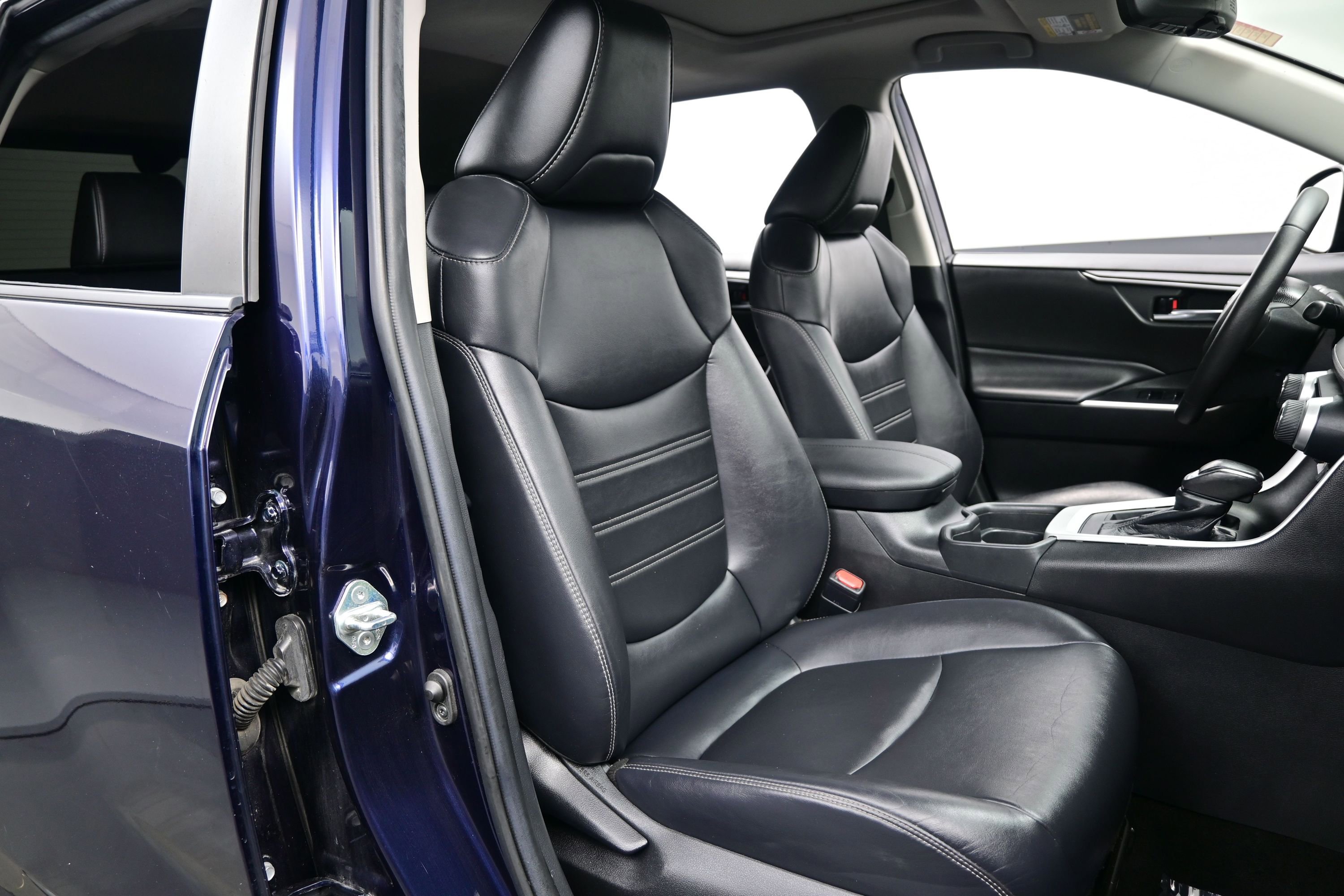 Used 2020 Toyota RAV4 XLE Premium FWD image 13