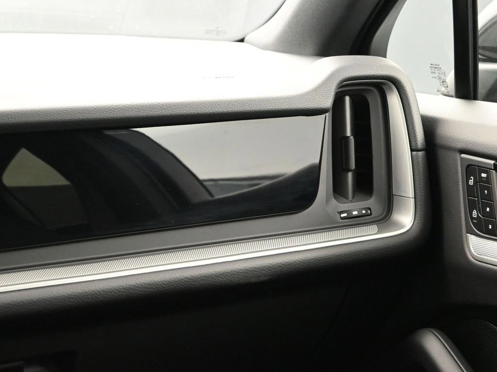 Certified 2025 Porsche Cayenne Coupe image 22