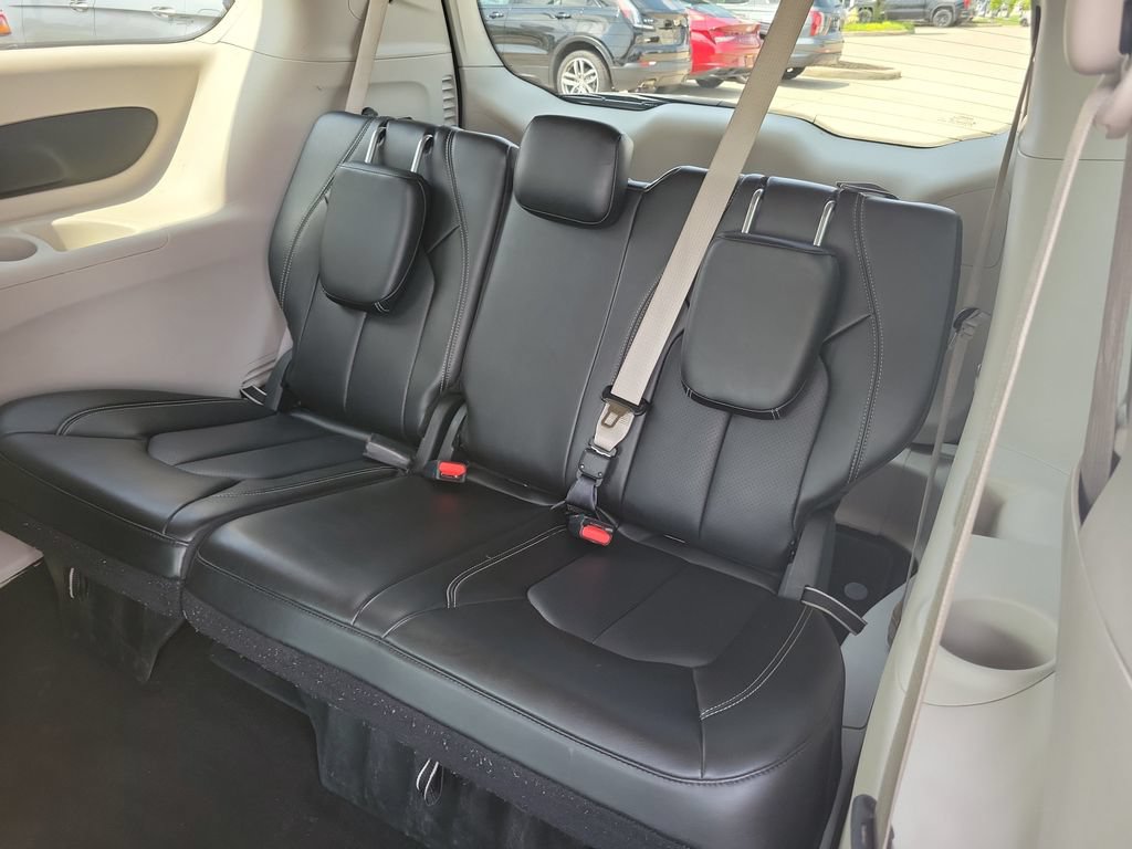 Used 2023 Chrysler Pacifica Touring-L FWD image 13