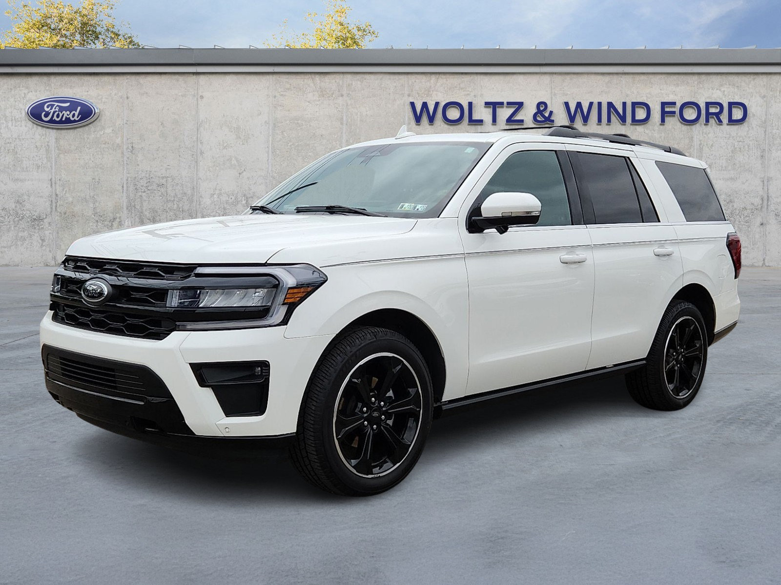 Used 2023 Ford Expedition Limited AWD/4WD image 3