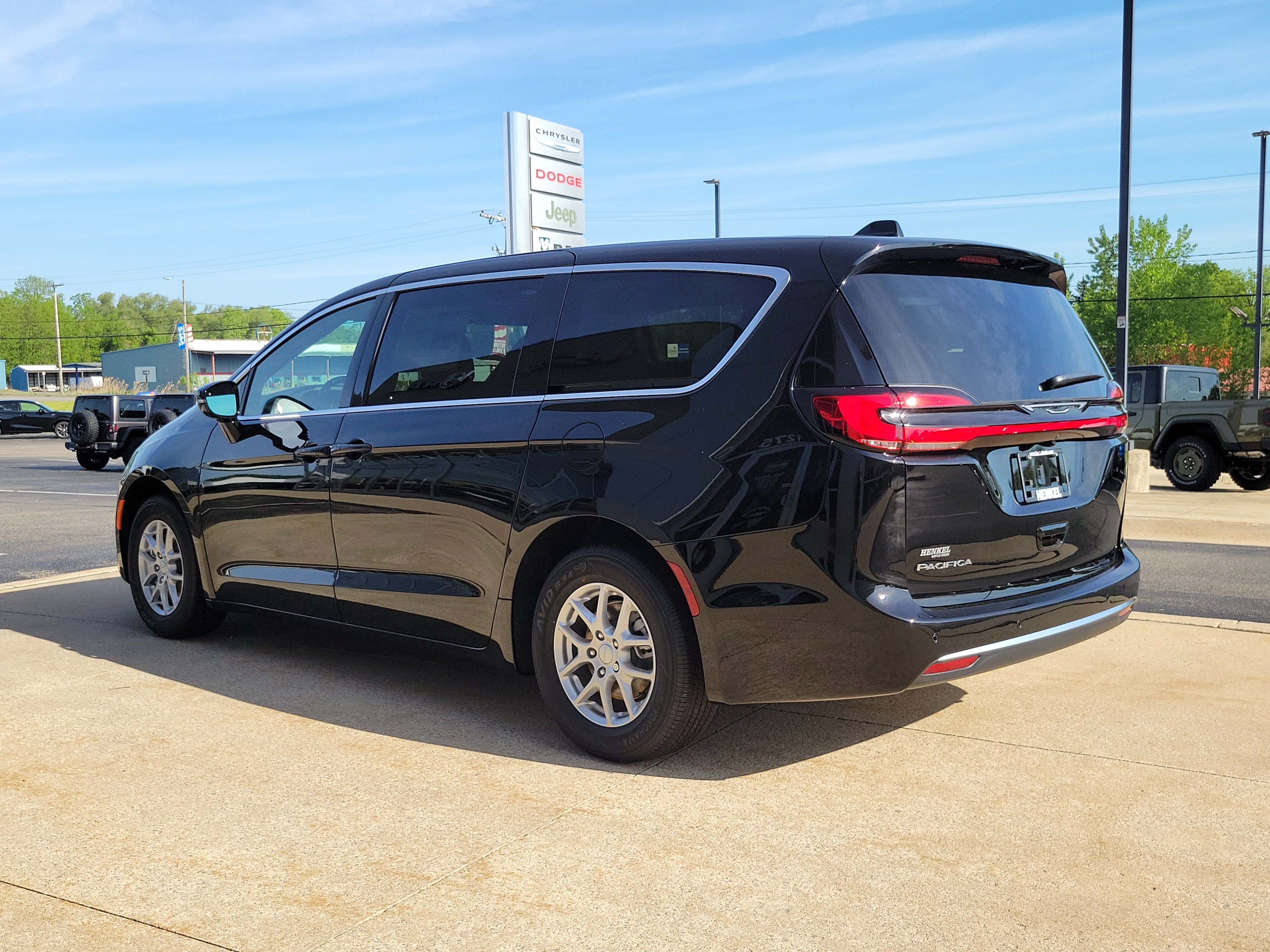 New 2027 Chrysler Pacifica Select FWD image 3