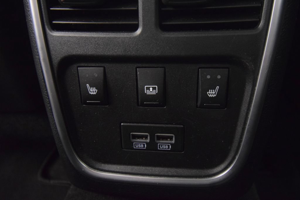 Used 2016 Chrysler 300 C AWD/4WD image 32