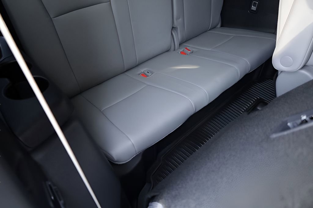 Used 2023 Toyota Highlander XLE AWD/4WD image 30