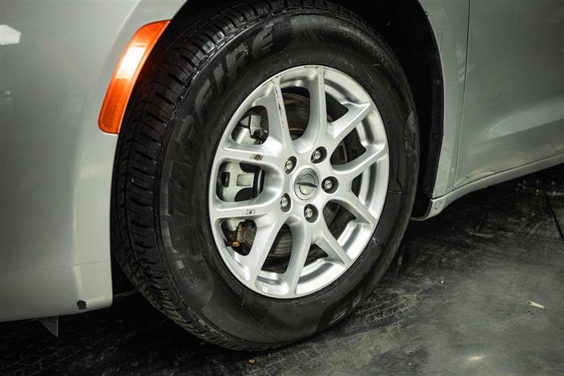 Used 2023 Chrysler Voyager LX image 3