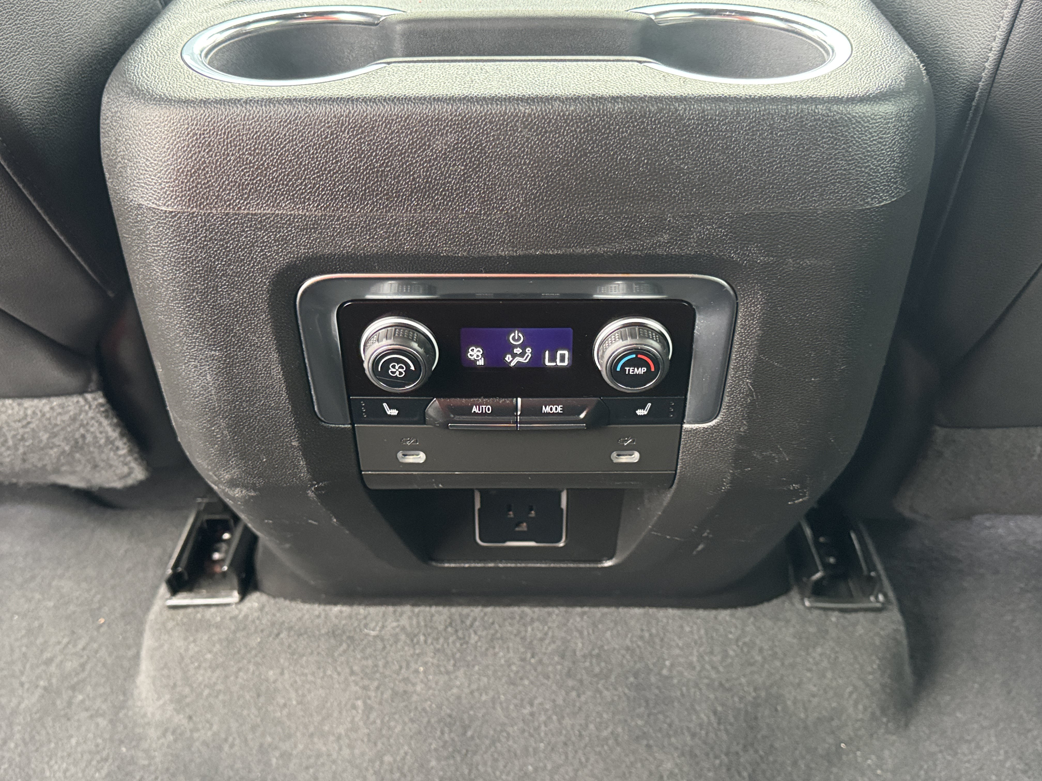 Used 2022 Chevrolet Suburban Premier AWD/4WD image 17