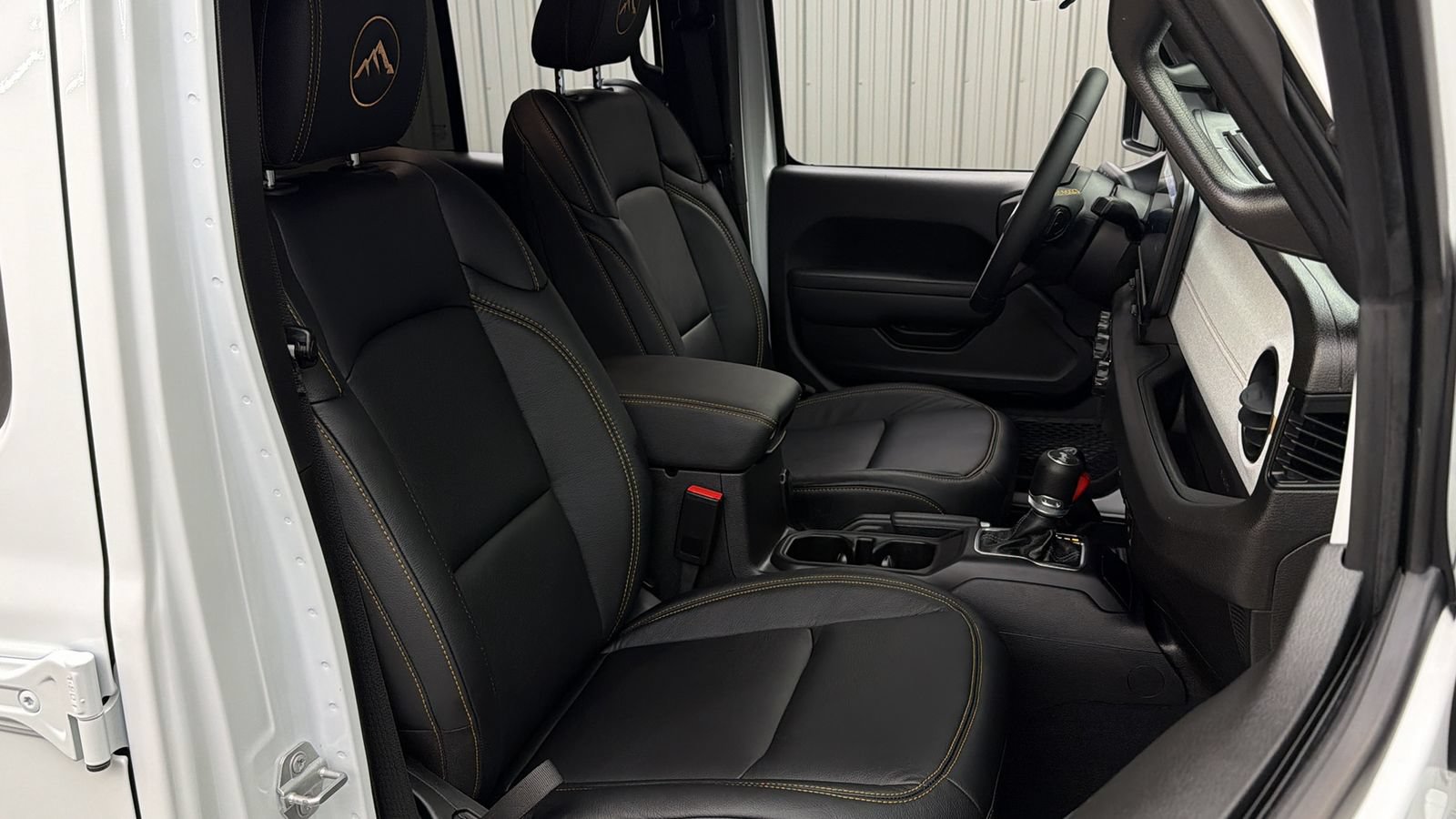 Used 2024 Jeep Wrangler Unlimited AWD/4WD image 35