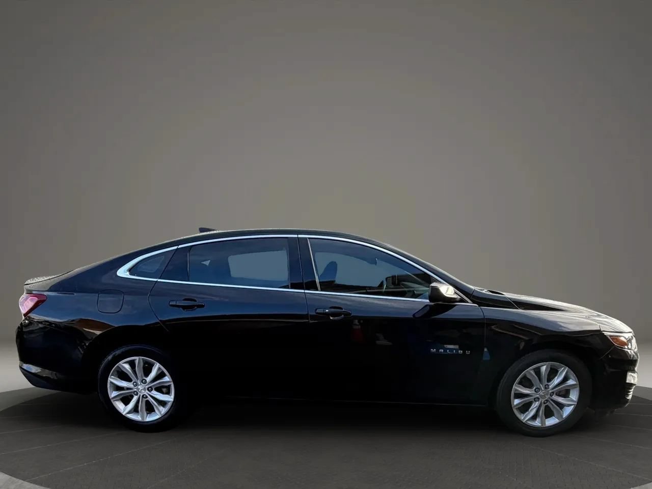 Used 2022 Chevrolet Malibu LT FWD image 4