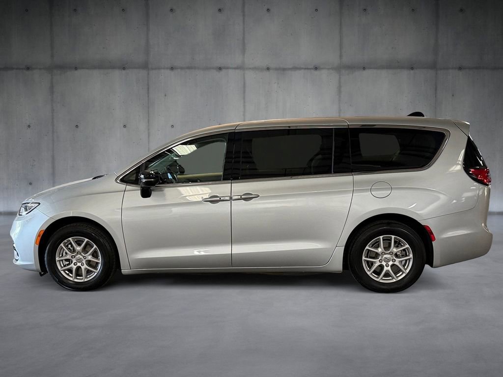 Used 2024 Chrysler Pacifica Touring-L image 2