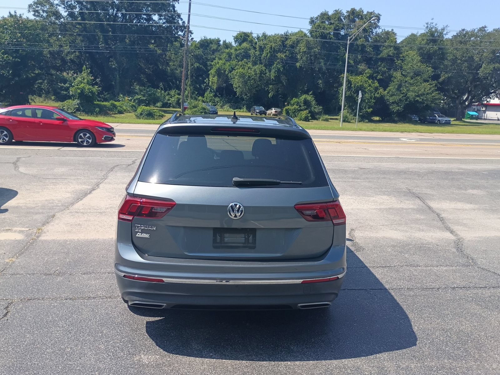 Used 2020 Volkswagen Tiguan SE w/ Panoramic Sunroof Package FWD image 3