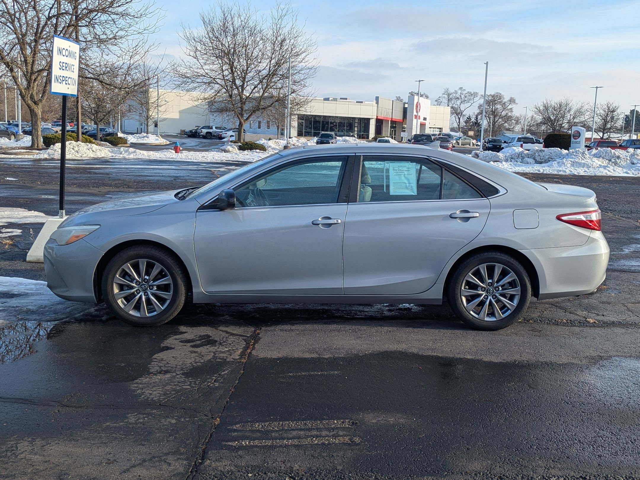 Used 2017 Toyota Camry XSE image 2