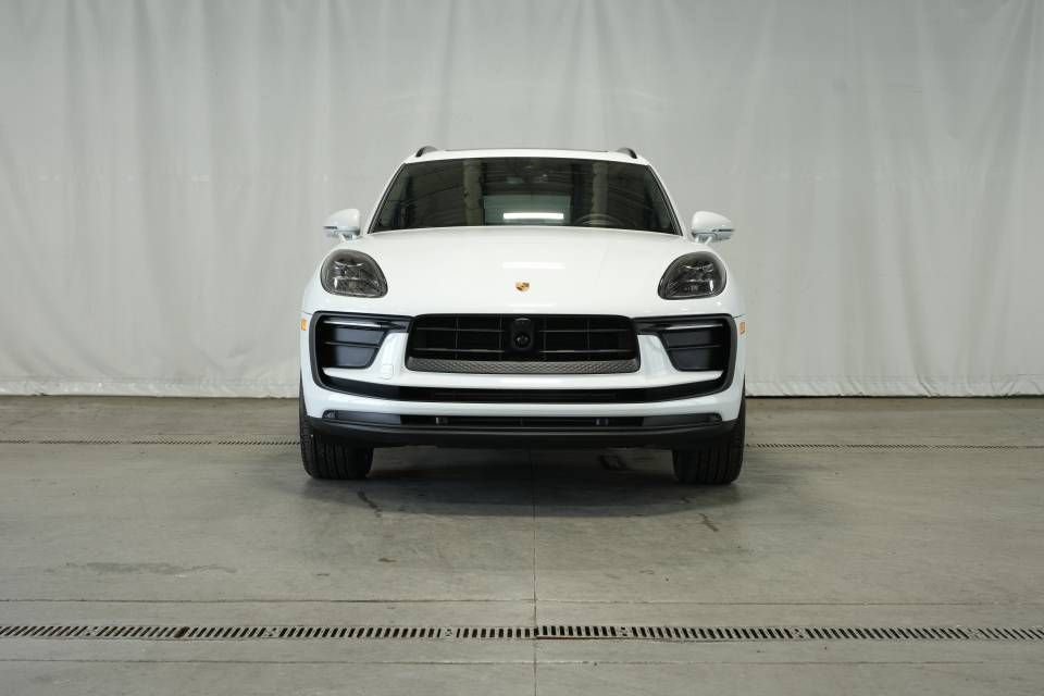 Certified 2025 Porsche Macan AWD/4WD image 11