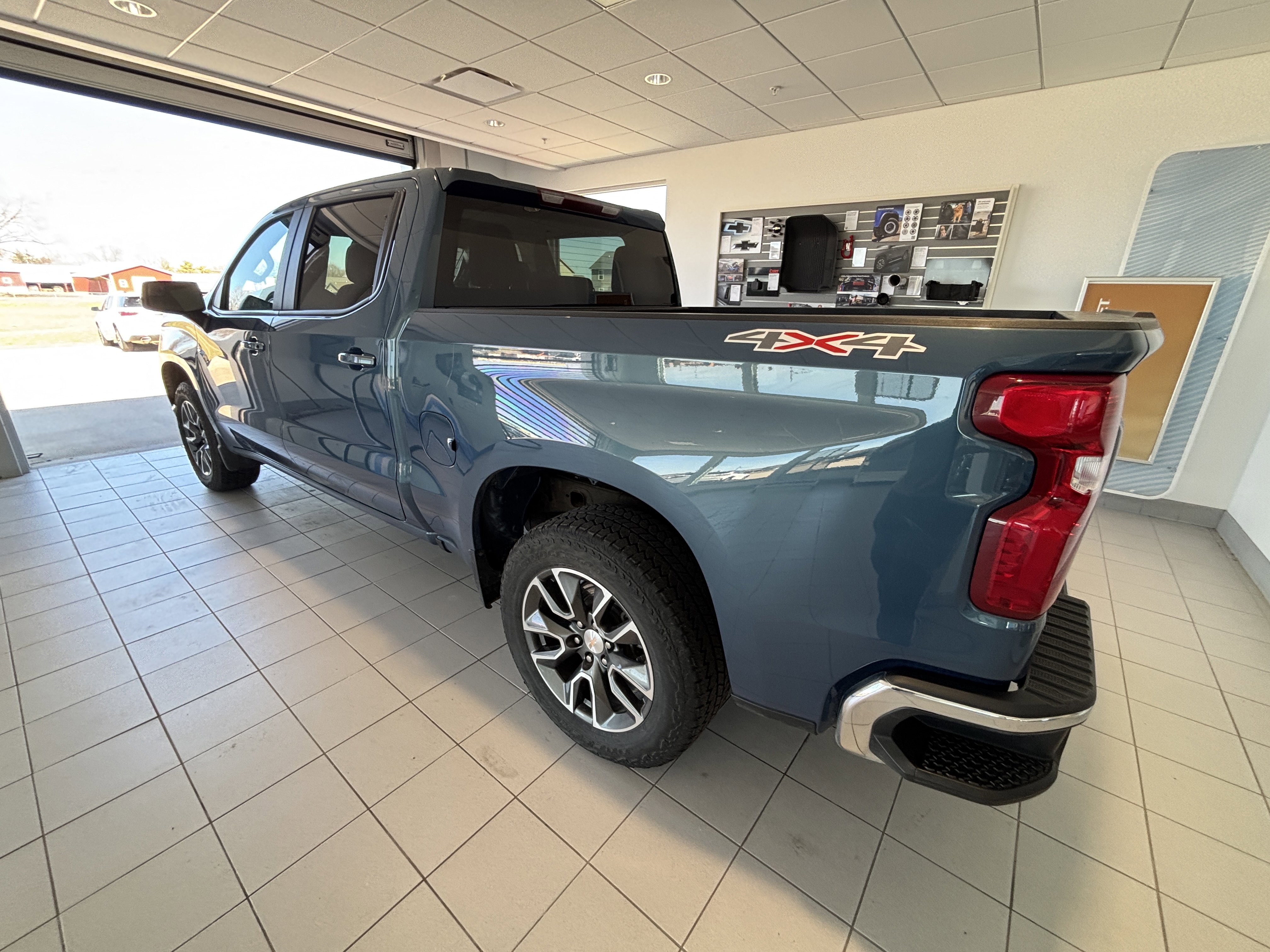 Used 2024 Chevrolet Silverado 1500 LT image 3