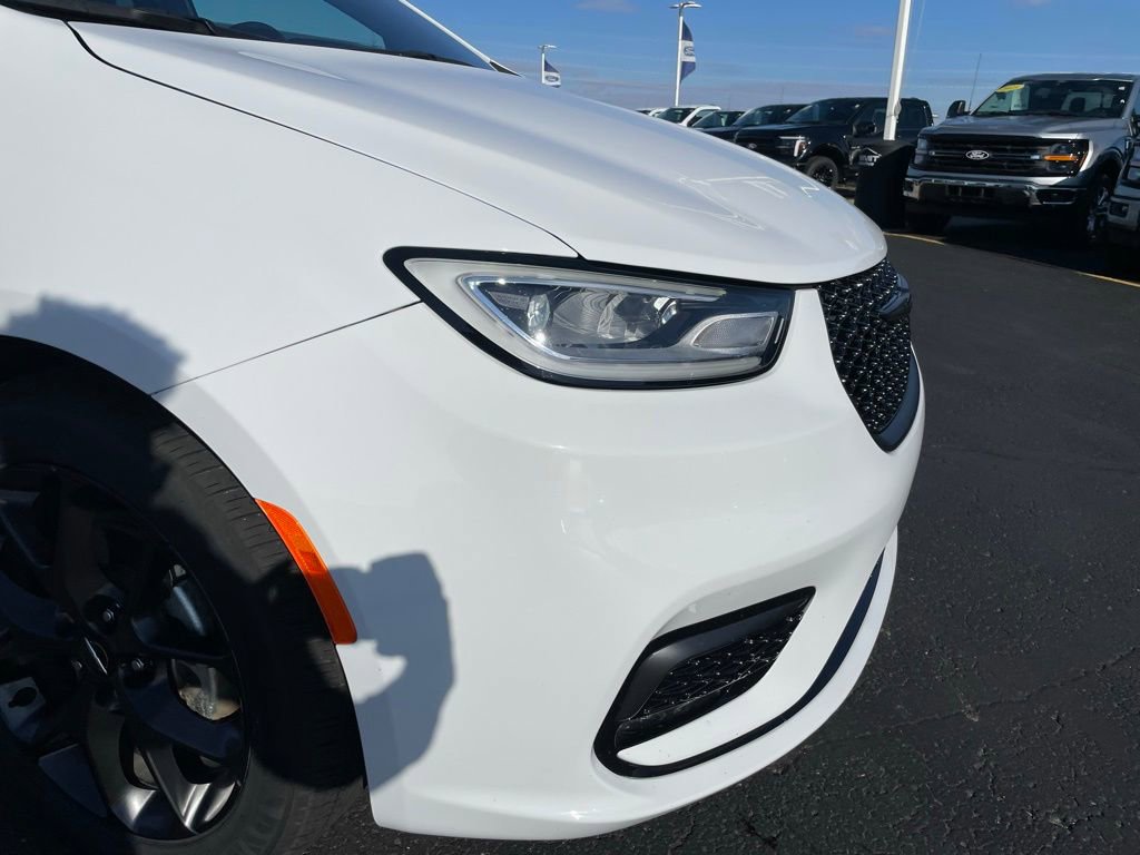 Used 2025 Chrysler Pacifica Limited image 36