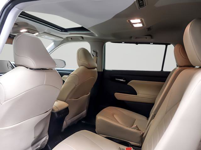 Used 2024 Toyota Highlander XLE image 12