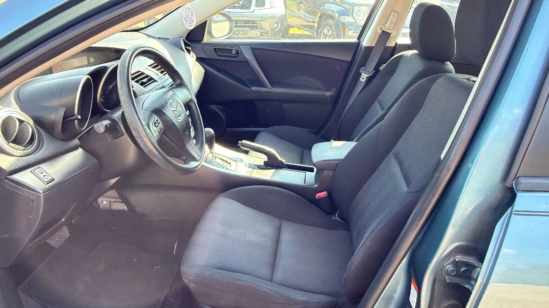 Used 2010 MAZDA MAZDA3 i Sport FWD image 3