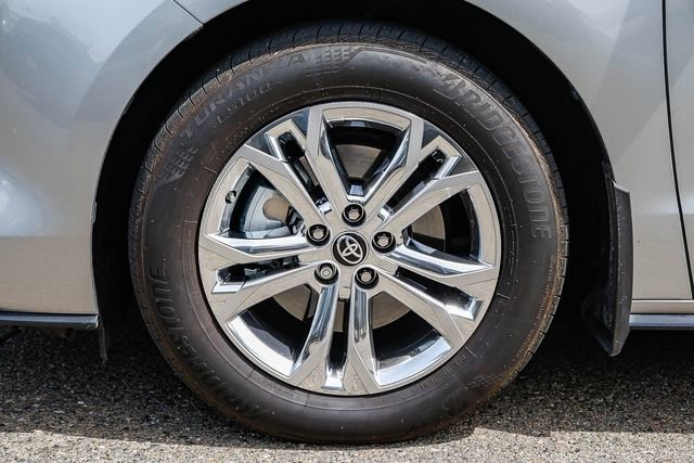 Used 2024 Toyota Sienna Platinum AWD/4WD image 11