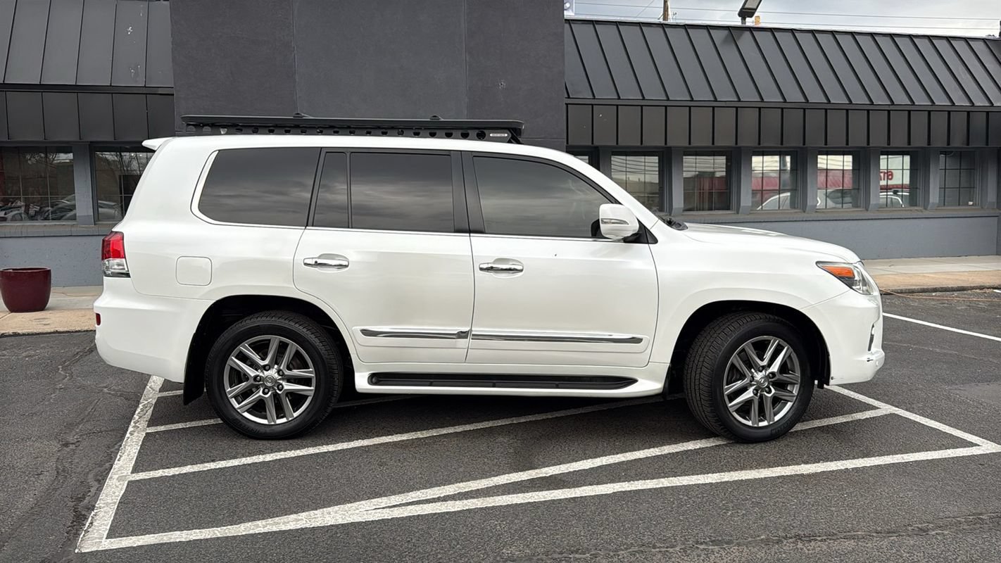 Used 2013 Lexus LX 570 4WD w/ Luxury Pkg image 2