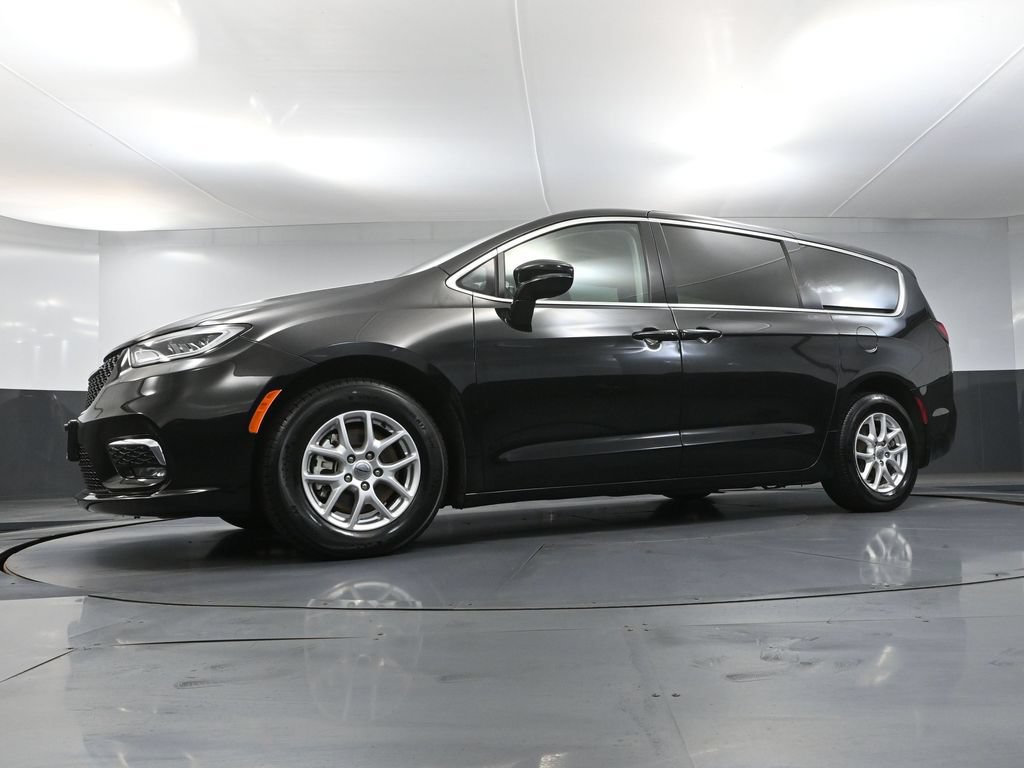Used 2024 Chrysler Pacifica Touring-L FWD image 45