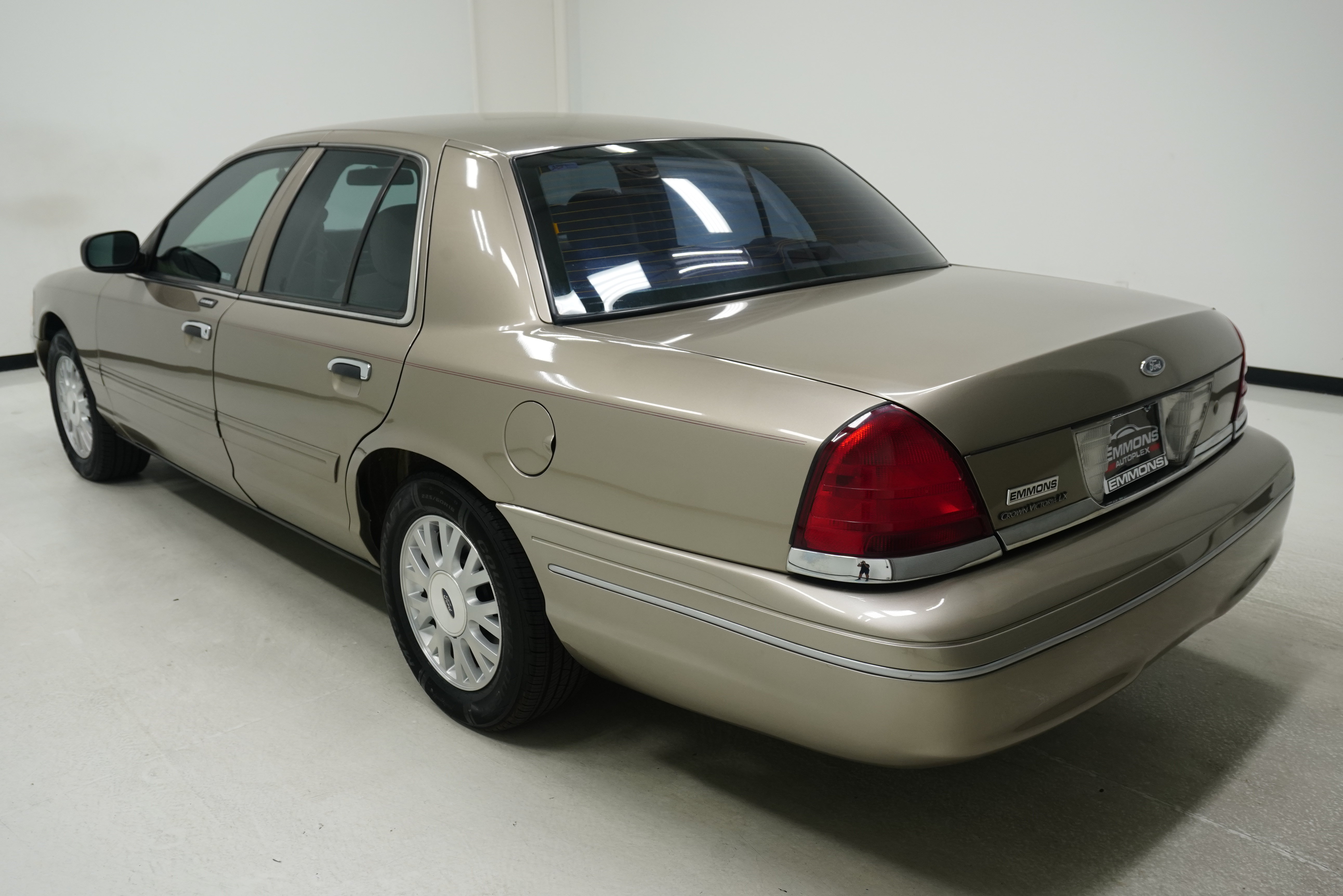 Used 2004 Ford Crown Victoria LX RWD image 4