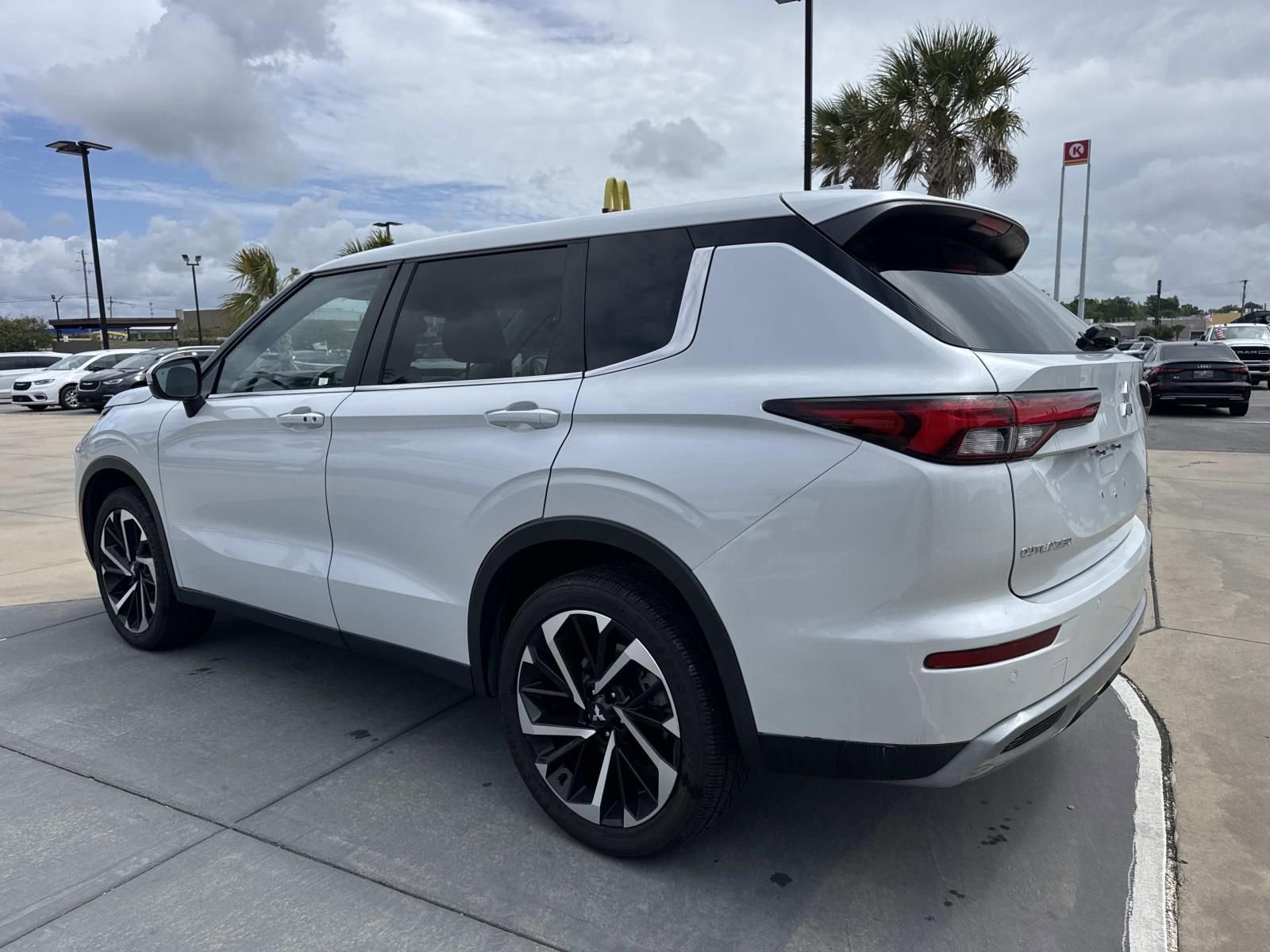 Used 2023 Mitsubishi Outlander SE AWD/4WD image 5