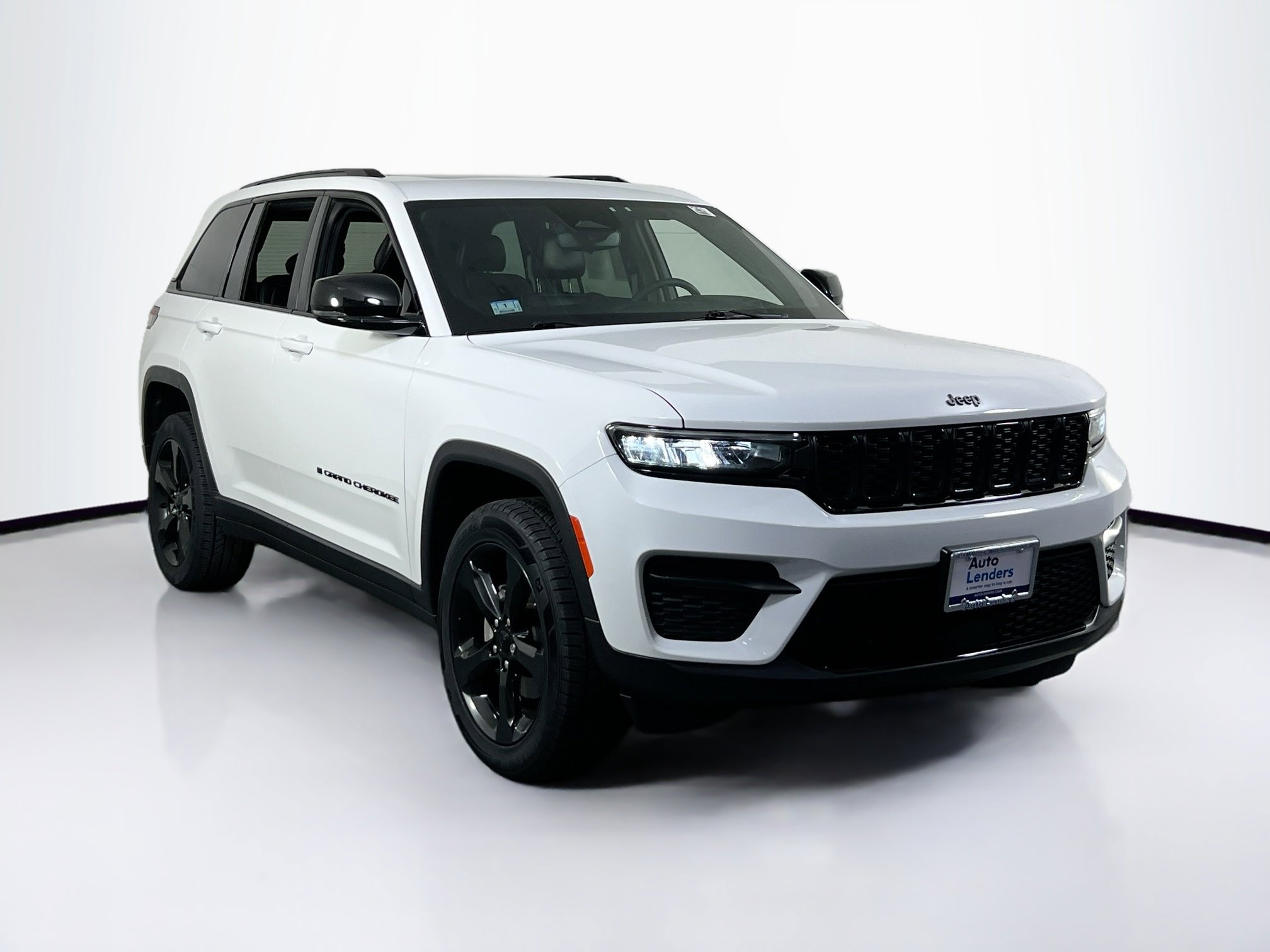 Used 2023 Jeep Grand Cherokee Altitude image 3
