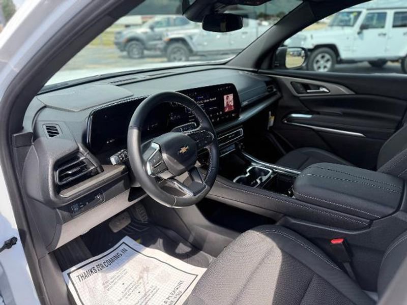 Used 2024 Chevrolet Traverse LS image 39