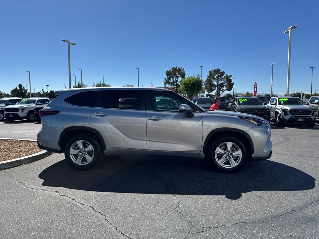 Certified 2025 Toyota Highlander LE FWD image 5