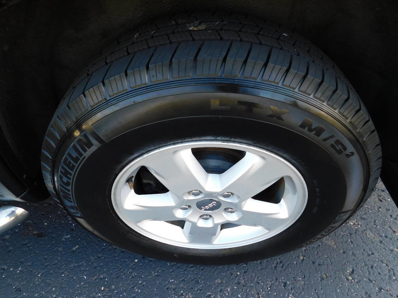 Used 2011 Jeep Grand Cherokee Laredo image 17