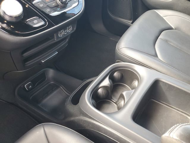 Used 2025 Chrysler Pacifica Select image 24