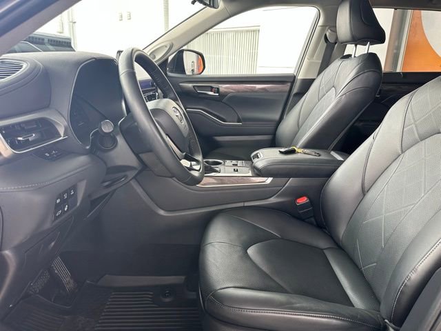 Used 2023 Toyota Highlander Platinum image 32