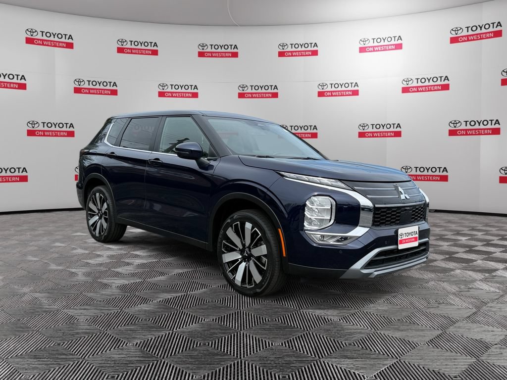 Used 2025 Mitsubishi Outlander SE AWD/4WD image 3