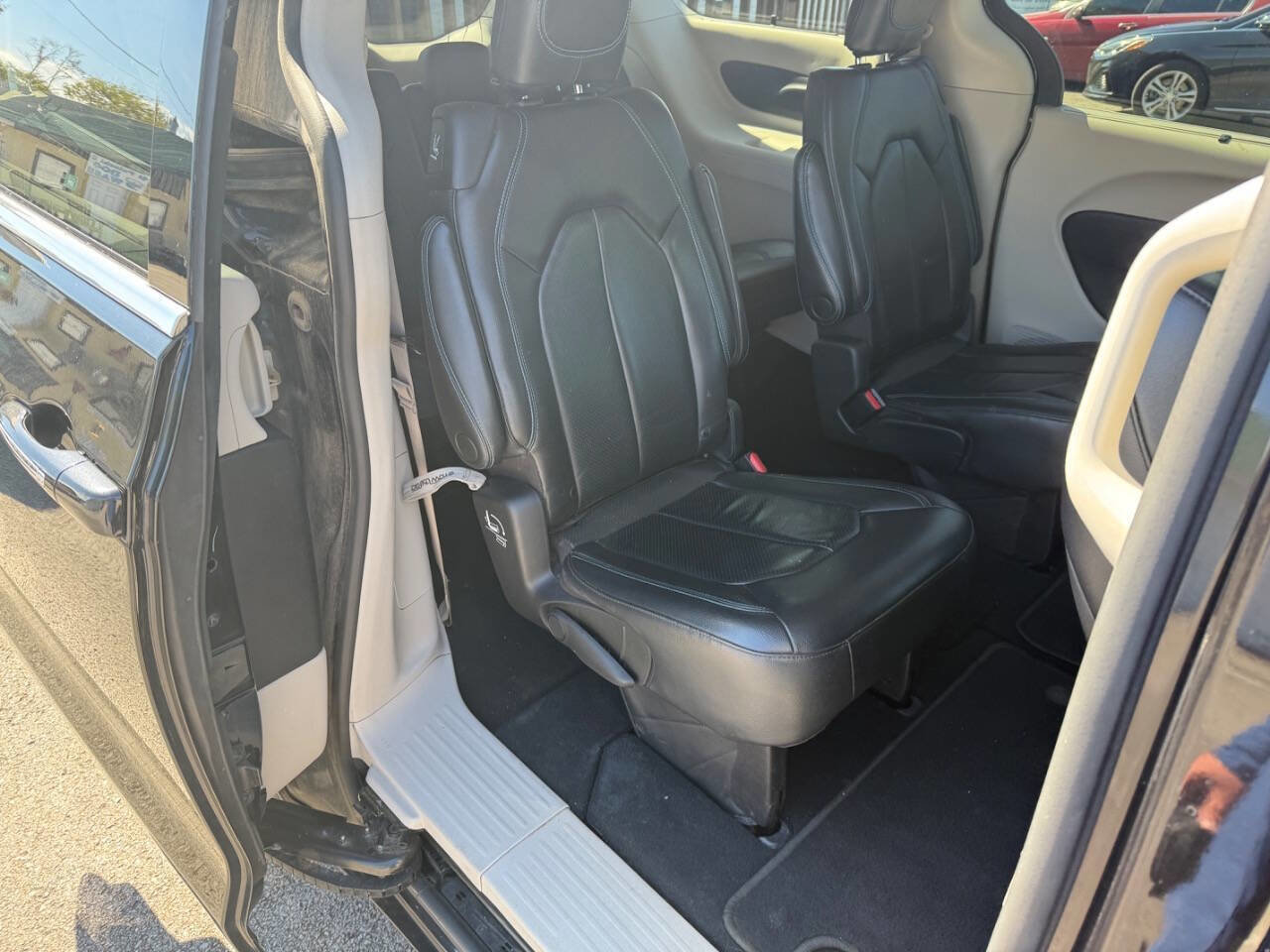 Used 2021 Chrysler Pacifica Touring-L image 18