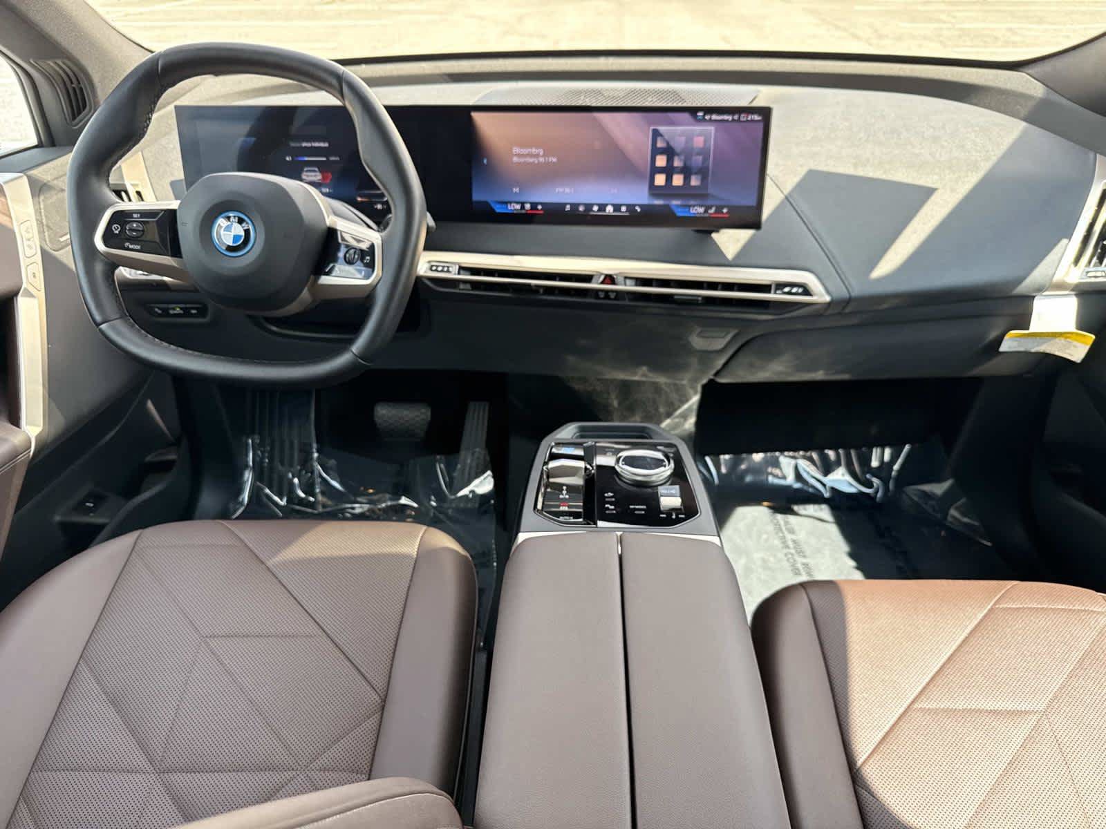 Used 2024 BMW iX xDrive50 w/ Premium Package AWD/4WD image 17