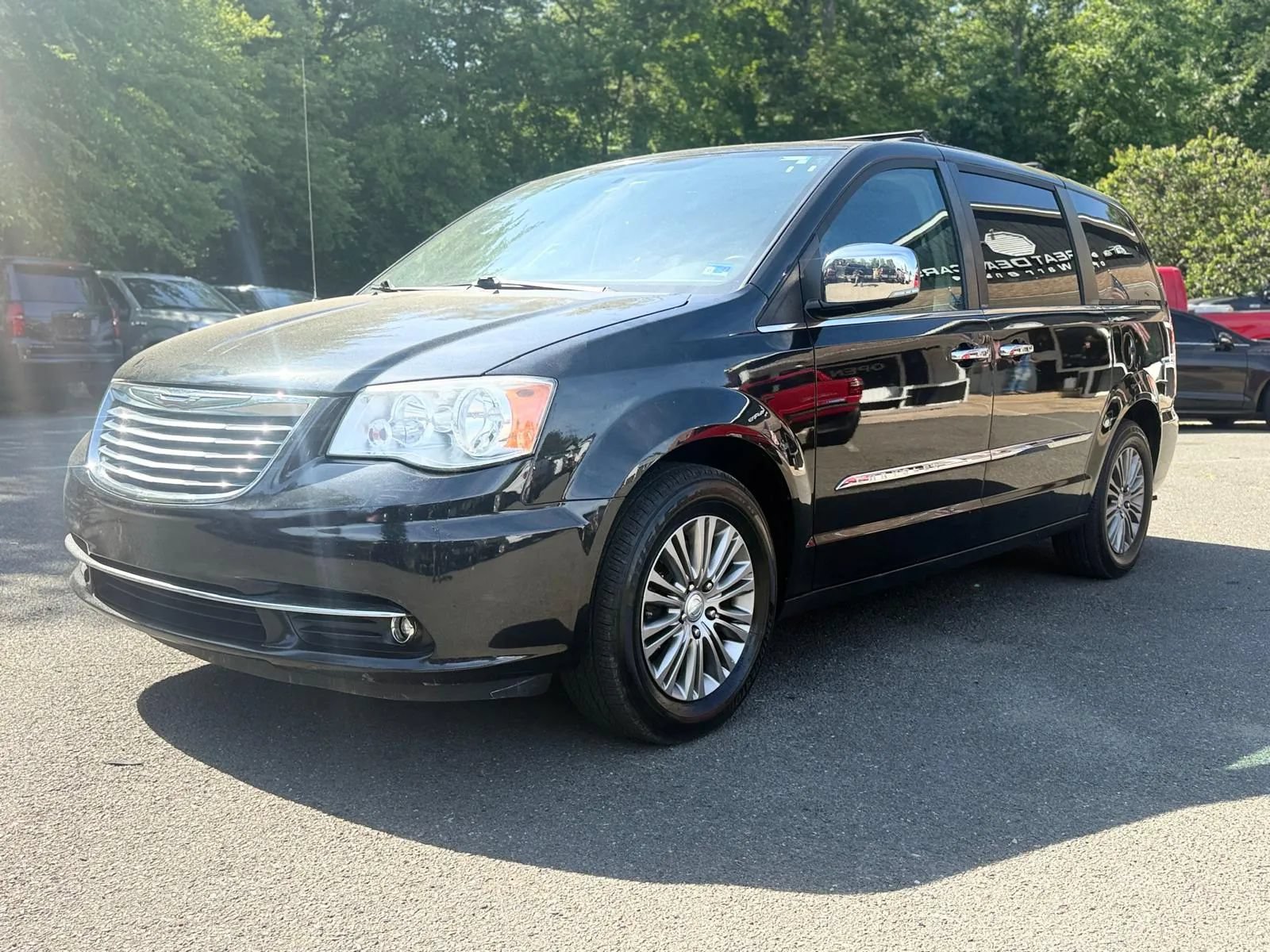 Used 2014 Chrysler Town & Country Touring-L w/ Driver Convenience Group FWD image 3