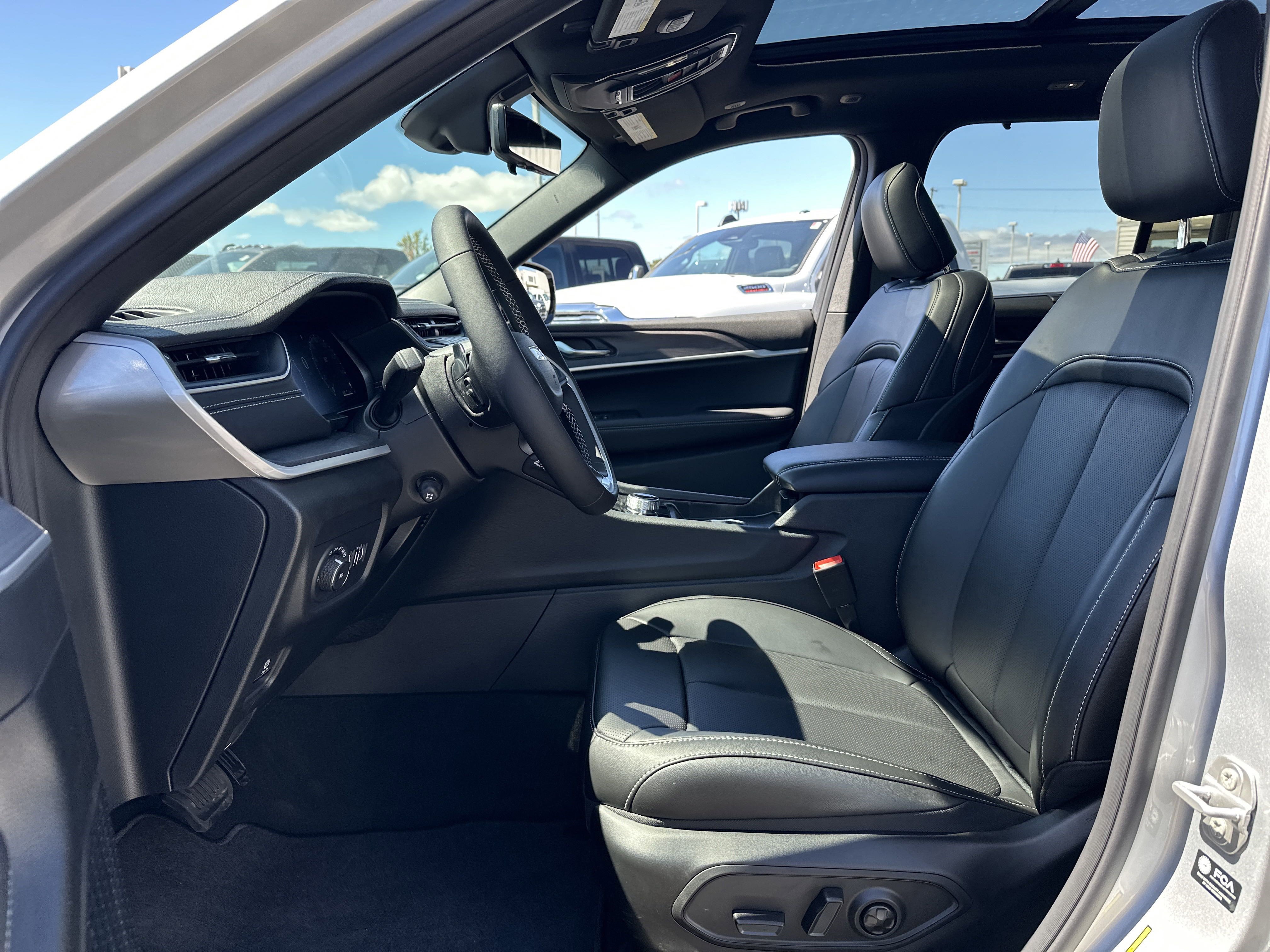 New 2025 Jeep Grand Cherokee Limited w/ Luxury Tech Group II image 10