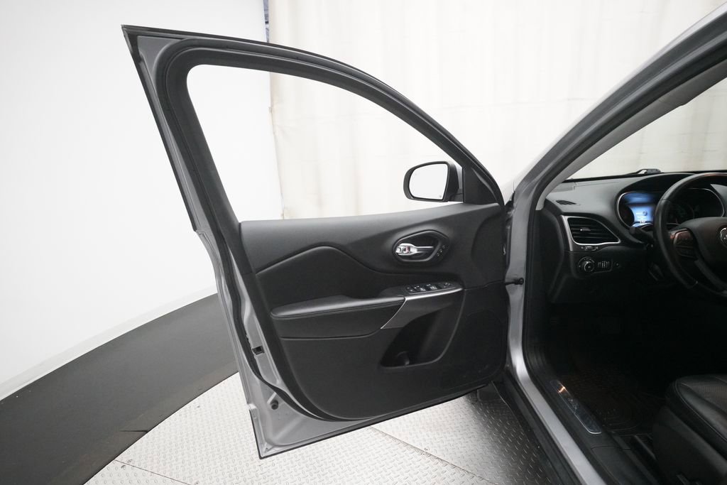 Used 2019 Jeep Cherokee Limited image 27