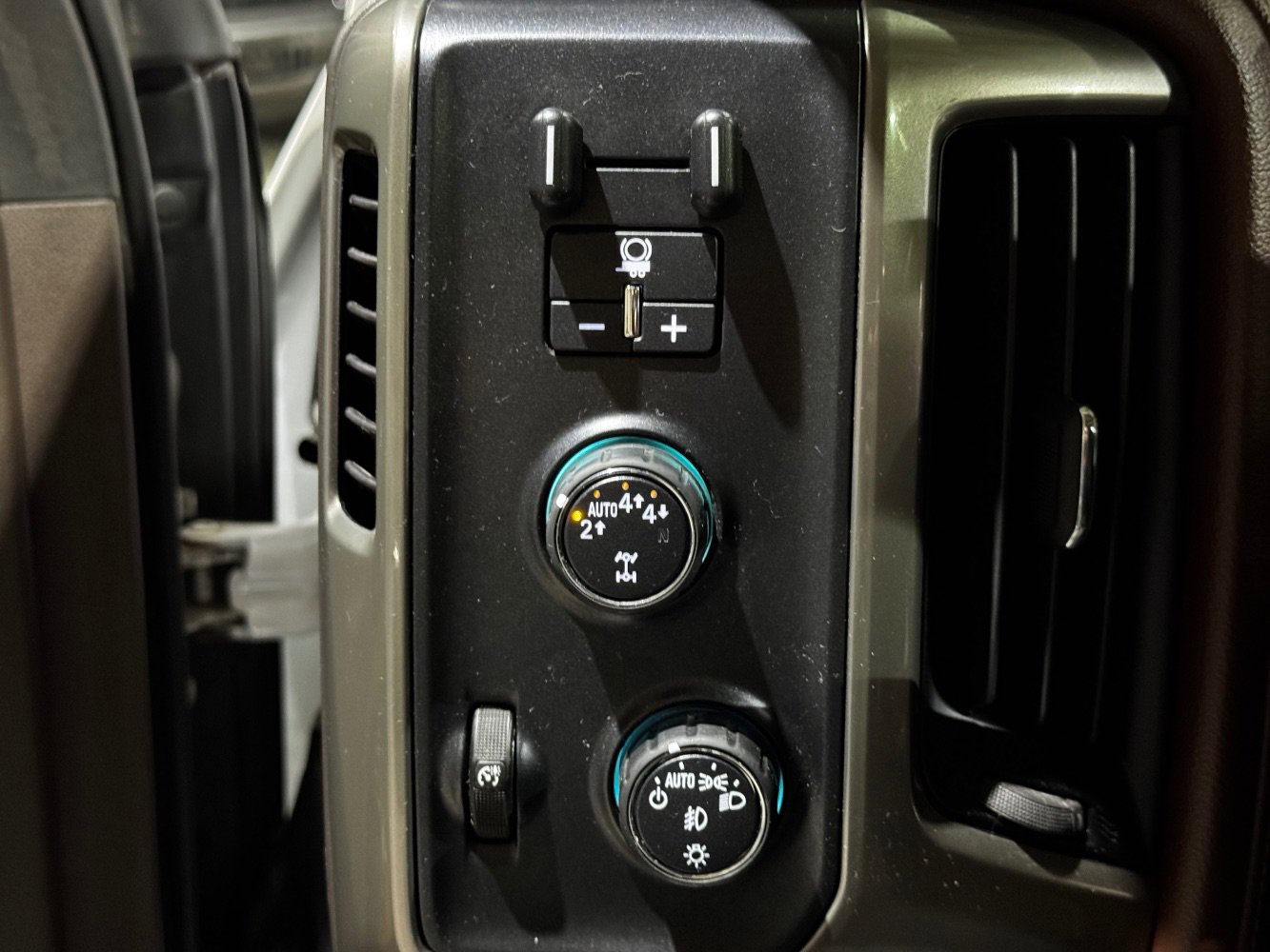 Used 2018 Chevrolet Silverado 1500 High Country image 31