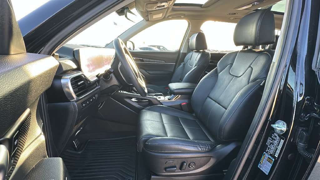 Used 2025 Kia Telluride SX w/ SX Captain's Chair Package FWD image 4