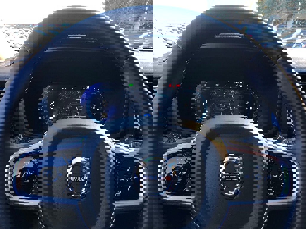 Used 2025 Volvo V60 B5 Cross Country Plus image 19