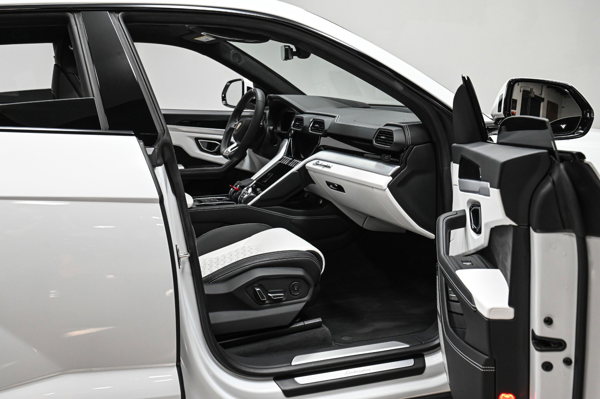 Used 2020 Lamborghini Urus image 36