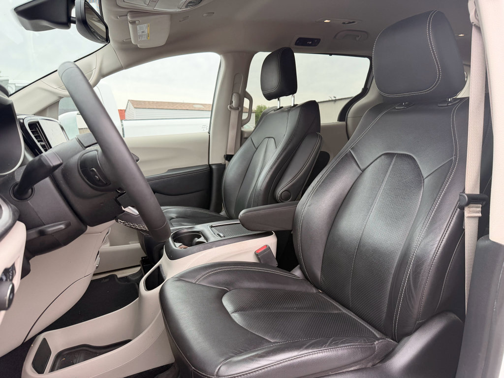 Used 2022 Chrysler Pacifica Touring-L AWD/4WD image 5