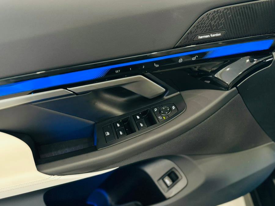 Used 2024 BMW 540i xDrive w/ Premium Package image 12