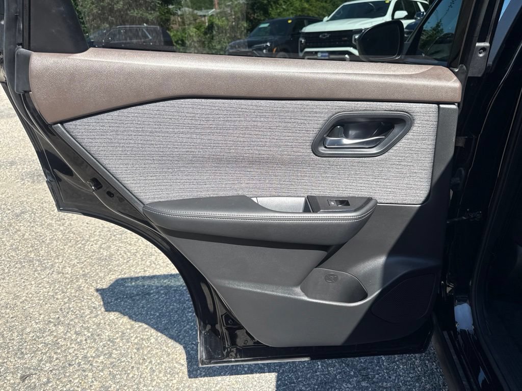 Used 2023 Nissan Rogue SV AWD/4WD image 18