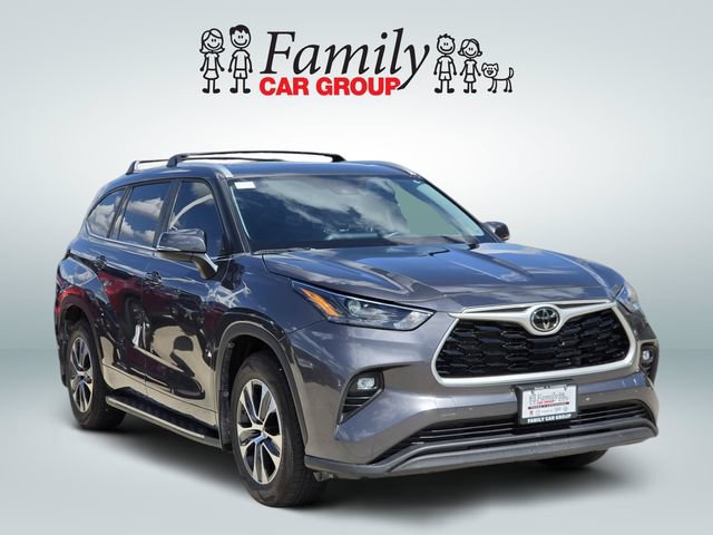 Used 2023 Toyota Highlander XLE FWD image 2