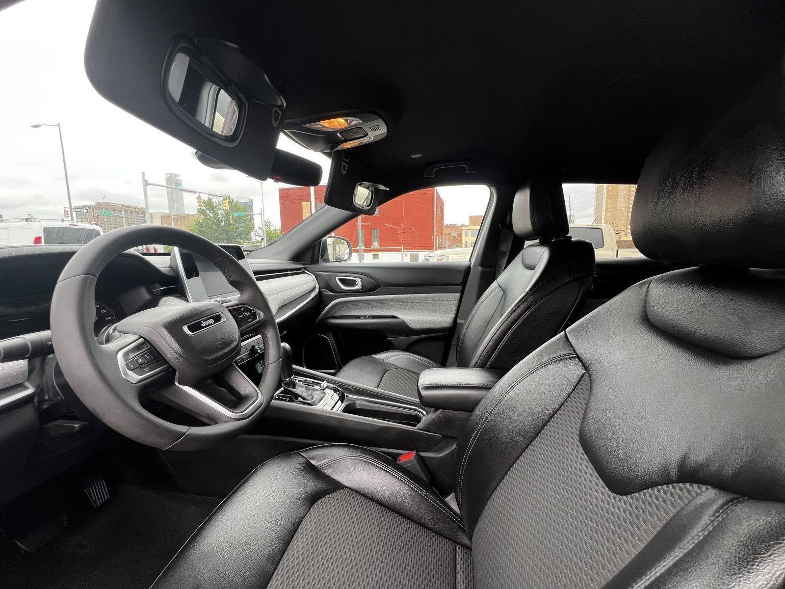 Used 2025 Jeep Compass Latitude AWD/4WD image 12