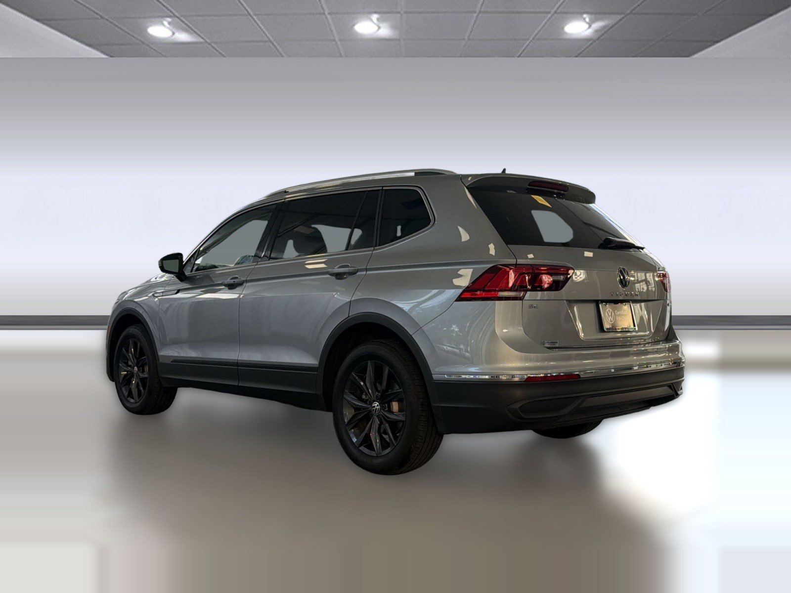 Certified 2024 Volkswagen Tiguan SE w/ Panoramic Sunroof Package AWD/4WD image 3