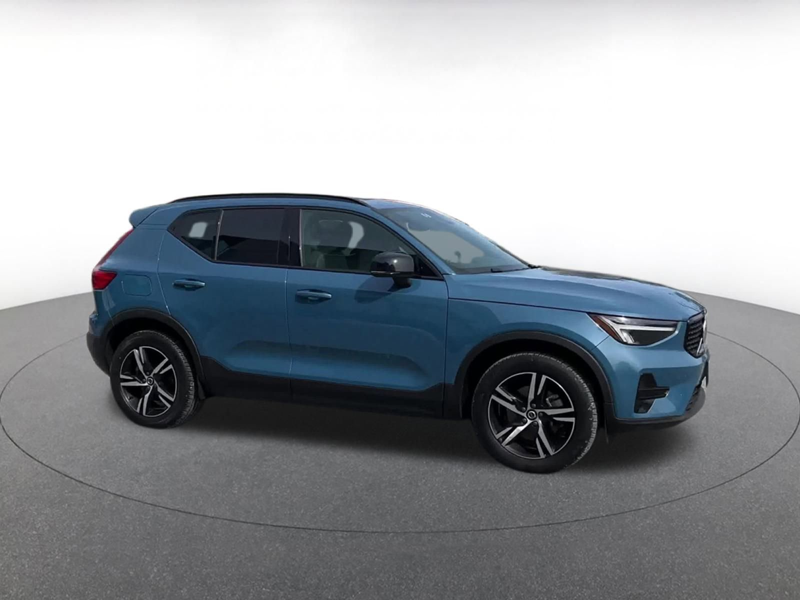 Used 2024 Volvo XC40 B5 Core image 2