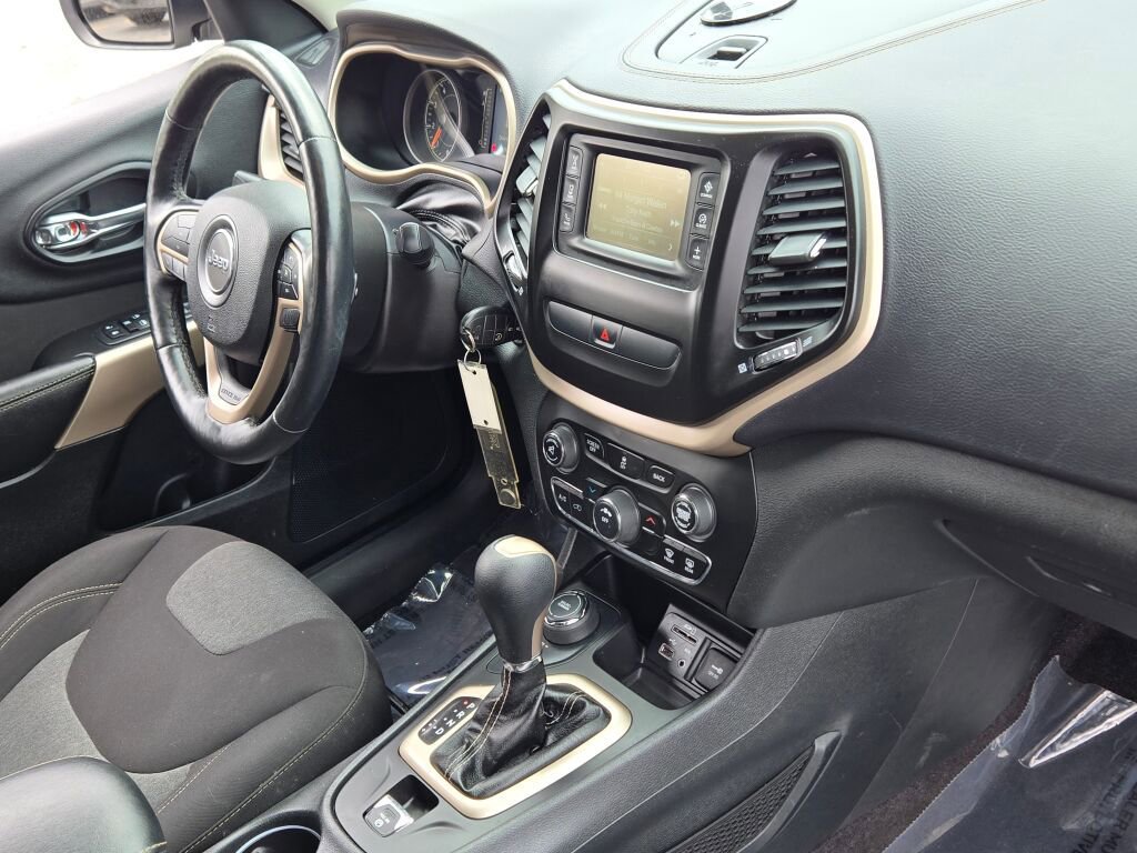 Used 2018 Jeep Cherokee Latitude w/ Cold Weather Group AWD/4WD image 6